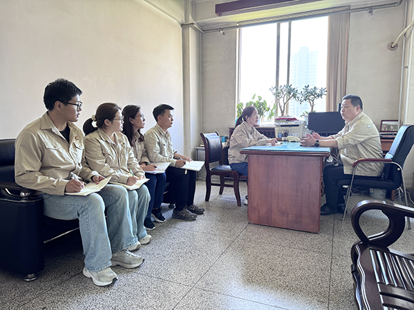 人力資源部學(xué)習(xí)中央八項規(guī)定精神.jpg
