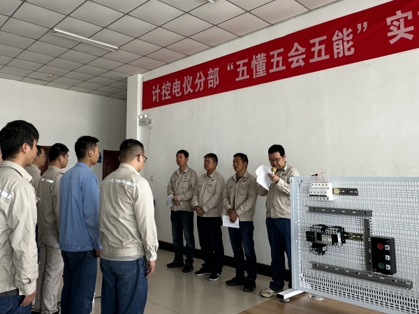 電儀分部副部長(zhǎng)賀捷坤宣讀比賽規(guī)則.jpg